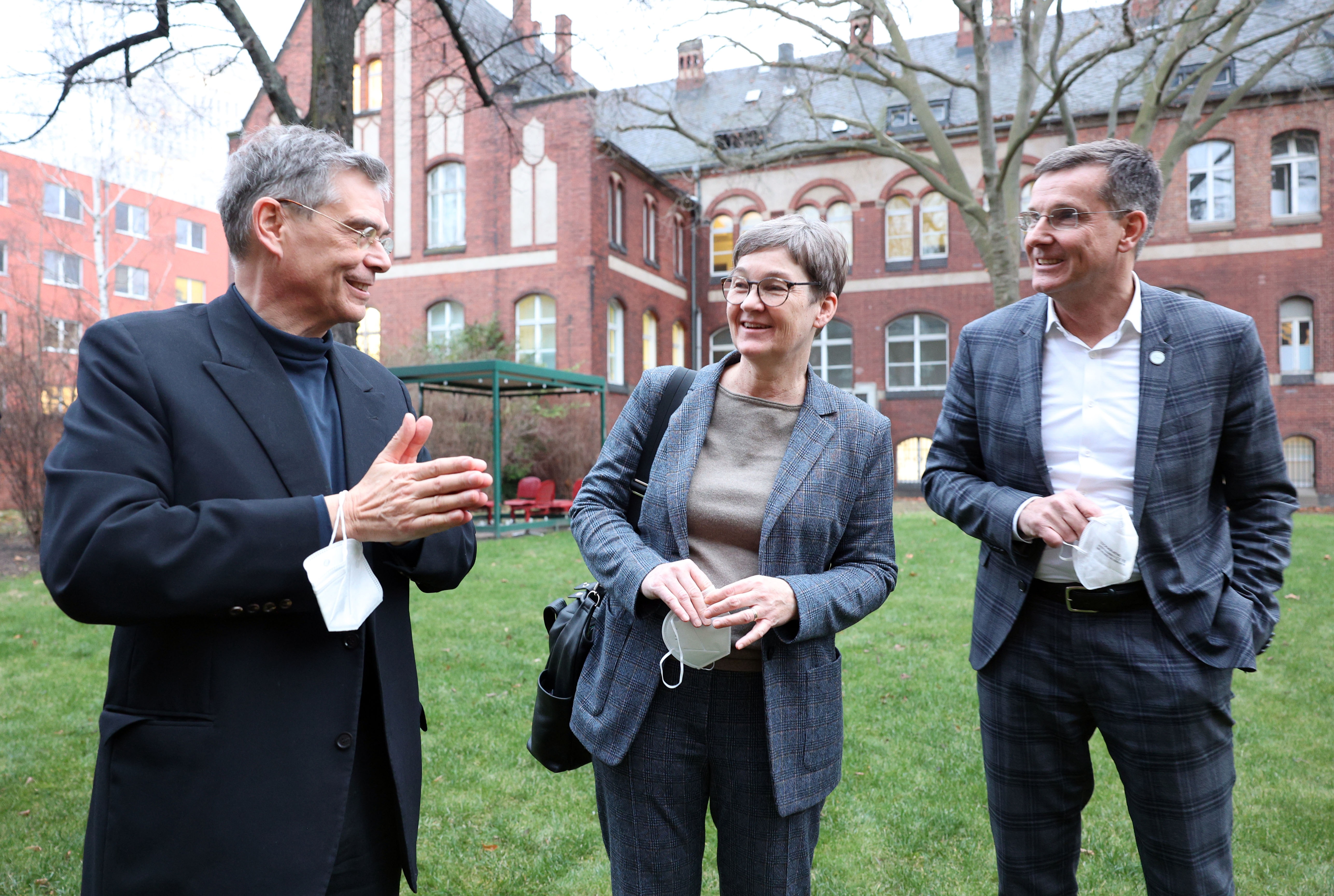 Prof. Heinz, Enatorin Ulrike Gote und Charité-Bau-Ched Jochen Brinkmann in einem der vier Gärten Copyrigt: Sabine Gudath | Charité
